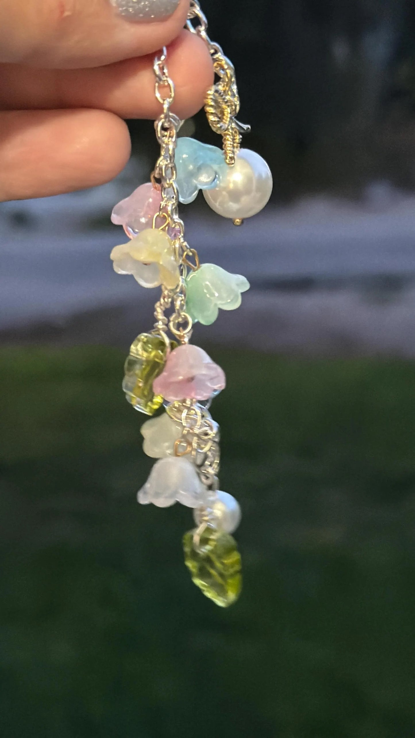 Colorful Resin Flower Keychain with Pearl Accent, Handmade Gift for Women and Girls, Summer Jewelry Accessory, Bag Charm, Keyring